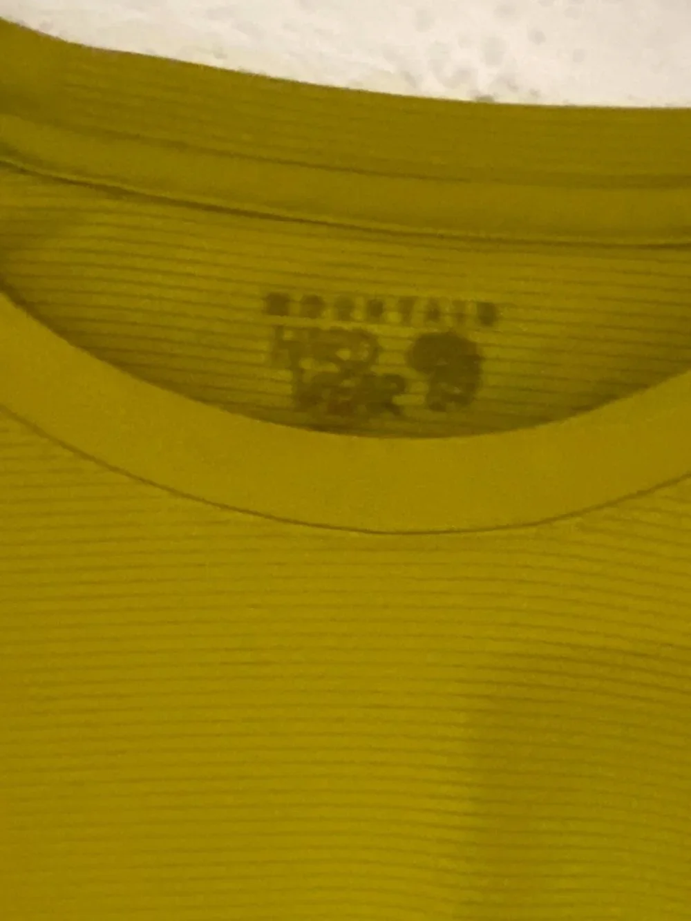 Mountain Hardwear Men’s Medium Mustard Lightweight Performance Shirt